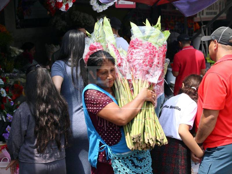 Las calles de la capital hondureña se llenaron este domingo 10 de mayo de flores, colores y movimiento por la celebración del Día de la Madre, una de las fechas más esperadas y concurridas por las familias hondureñas.