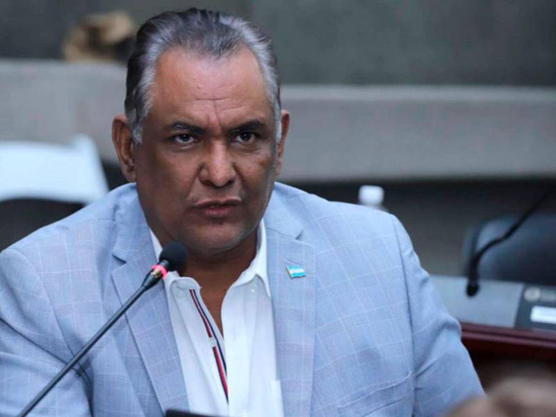 El diputado Mario Segura afirmó que el sueldo que reciben los congresistas no alcanza para cubrir sus gastos personales y las solicitudes de apoyo que reciben de la población.