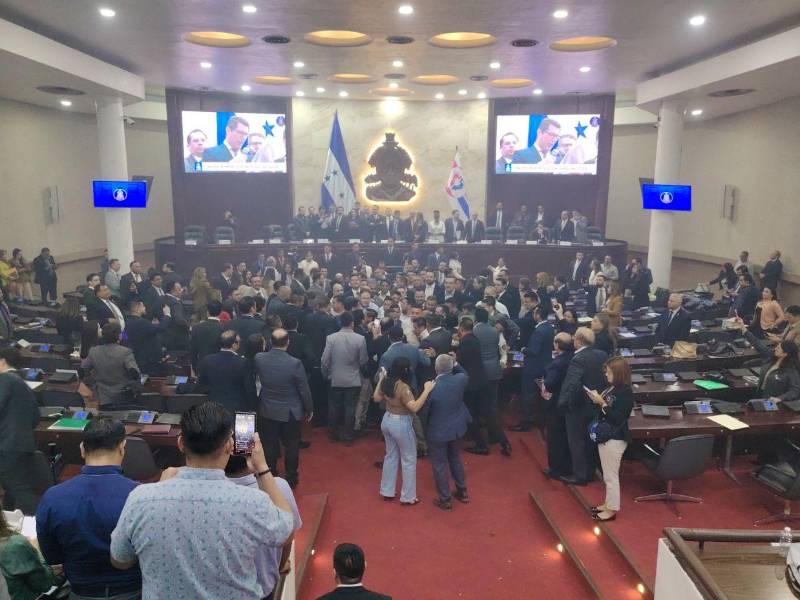 Un zafarrancho se registró la noche del lunes en el hemiciclo del Congreso Nacional, luego de que se diera lectura a la denuncia de juicio político contra el Fiscal General Johel Zelaya.