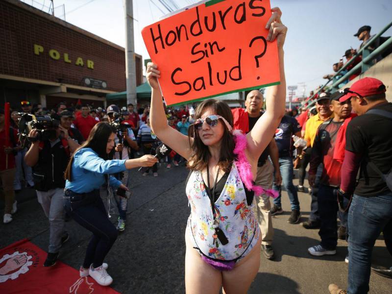 Con su particular forma de protestar, la doctora Floridalia Aguilar, reclamó por el mal sistema de salud del país.