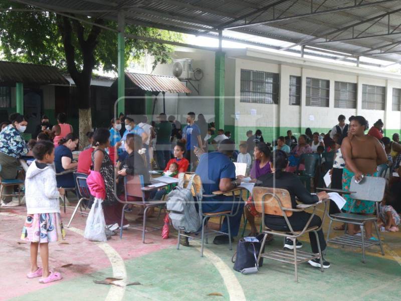 Las fuertes lluvias que azotan el país debido al ingreso de un frente frío ha dejado a unas 200 familias afectadas, al igual que daños en las calles e inundaciones.