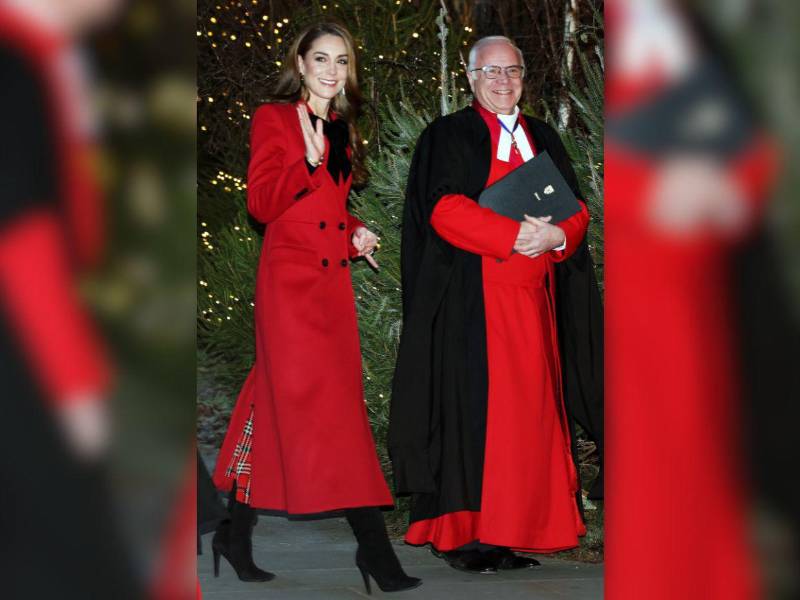 Middleton vistió un abrigo rojo adornado con un lazo negro, diseñado por Sarah Burton para Alexander McQueen.