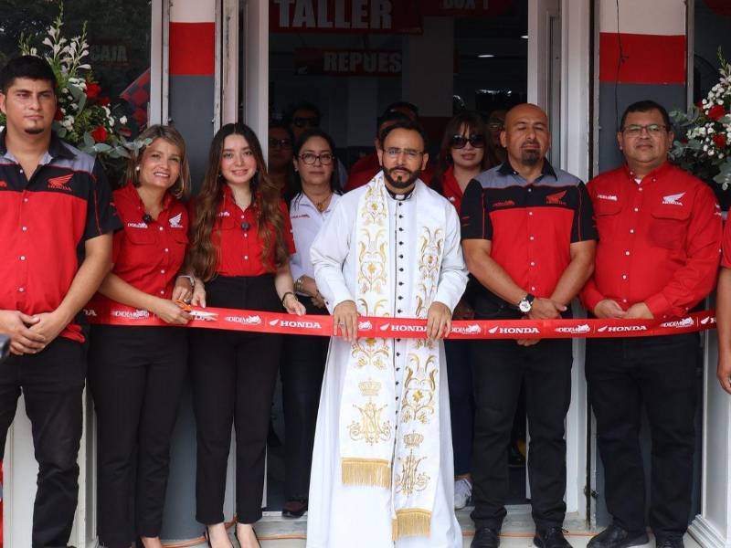El tradicional corte de cinta se realizó como parte del protocolo de inauguración en Danlí.