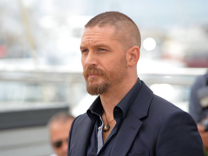 Hoy es uno de los actores más intensos, versátiles y respetados de Hollywood, capaz de desaparecer dentro de personajes complejos y extremos. Pero mucho antes de convertirse en una figura de peso en la industria, Tom Hardy estuvo al borde de perderlo todo.