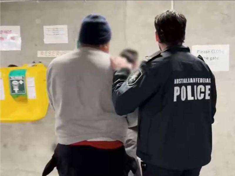 Cinco hondureños y un ecuatoriano, tripulantes de un buque mercante, fueron detenidos en Australia por su presunto papel en el tráfico de cerca de una tonelada de cocaína frente a la costa este del país, informaron este lunes fuentes oficiales.