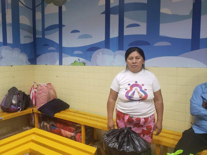 Originaria de Yamaranguila, Intibucá, permanece tres meses en su interior del hospital a esperas de un diagnóstico para su esposo.