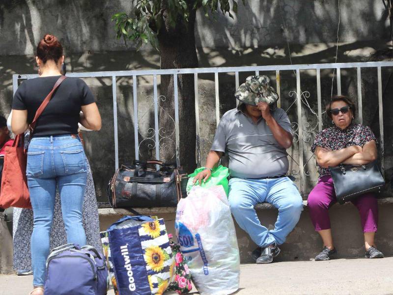 Con maletas, mochilas y sacos cientos de personas comenzaron a retornar al interior del país.