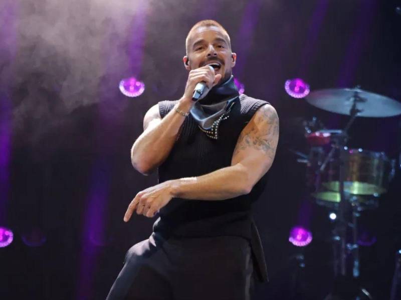 Como medida preventiva, el cantante y su equipo abandonaron el escenario mientras personal de seguridad atendía la situación.