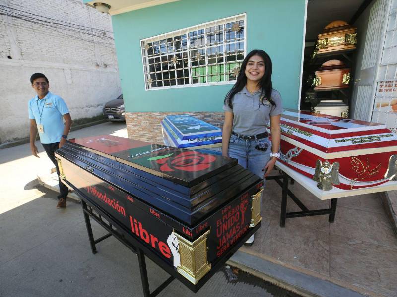 En la colonia Lomas del Norte de Comayagüela, un inusual establecimiento ha captado la atención de los pobladores. Ofrecen ataúdes con banderas de partidos hondureñosAtaúdes con diseños de los partidos Libertad y Refundación (Libre), Partido Nacional 7PN) y Partido Liberal (PL).