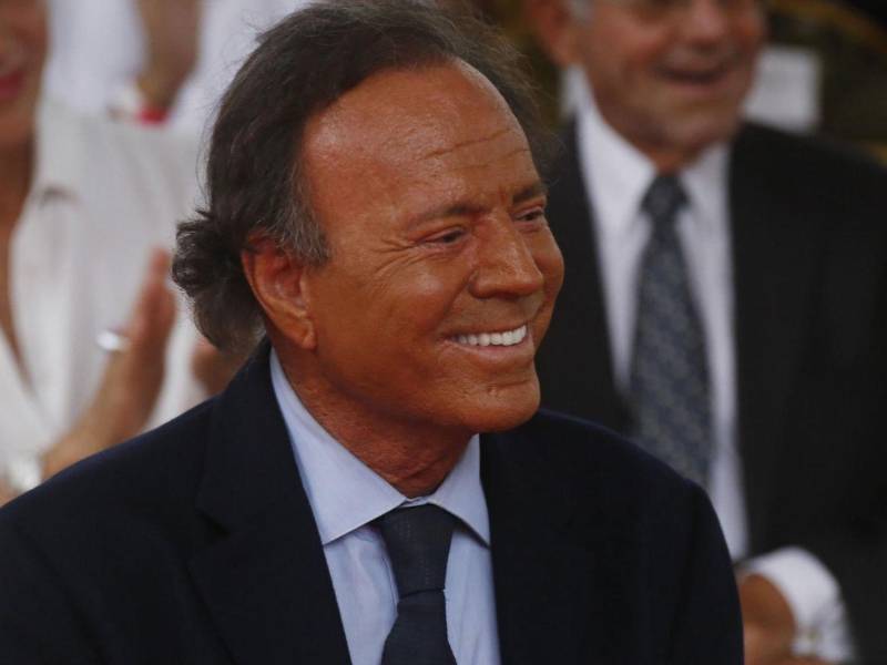 El cantante español Julio Iglesias dijo que está preparando su defensa legal ante las denuncias presentadas por dos exempleadas que trabajaron para él en República Dominicana y Bahamas durante 2021.