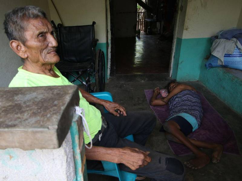 A don Juan Bautista le preocupa no tener comida para su hija, a quien cuida hace 52 años, ya que depende de él y su esposa por su enfermedad.
