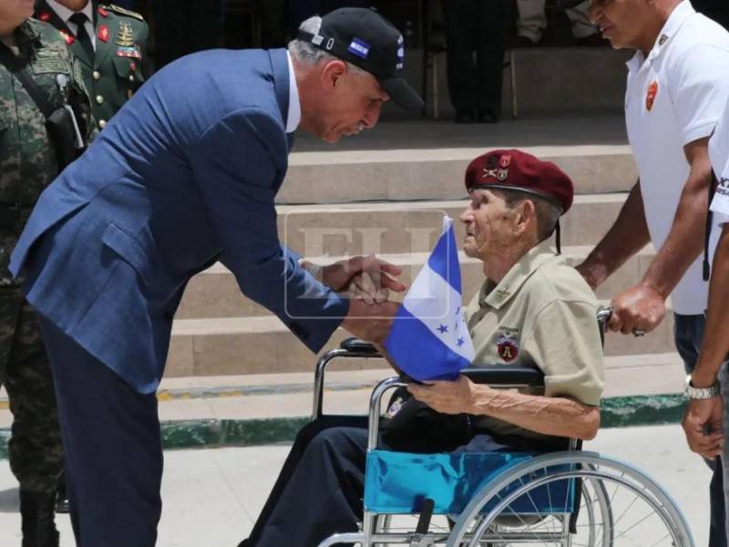 Don Benus conserva una edición publicada donde comprueba que el presidente Nasry Asfura habló con él y le prometió ayudarle con sus medicamentos.