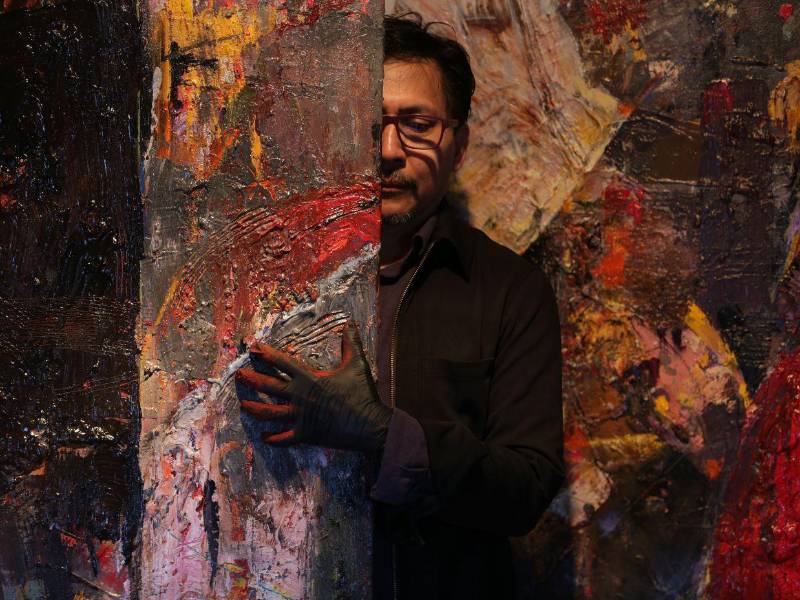 Según el diccionario de la RAE, transmutar significa “mudar o convertir algo en otra cosa”, en este caso las emociones en expresión artística.