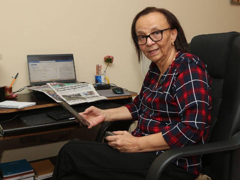 Orfa Mejía se convirtió en madre justo cuando empezó a trabajar en el periodismo. A sus 63 años dice que nunca va a dejar de ejercer la profesión que tanto ama.