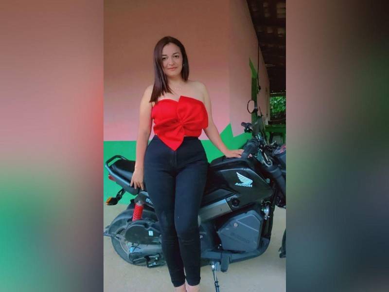 La agente Policía Xiomara Mejía Zúniga, originaria de la aldea Las Agujas, en el municipio de Maraita, es una de las siete víctimas mortales del fatal accidente vial registrado en el Rodeo, Comayagua, la tarde del miércoles 17 de junio.