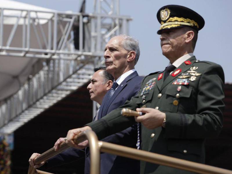 El presidente estuvo en la ceremonia de ascenso de 148 oficiales de las Fuerzas Armadas comprendidos entre los rangos de capitán y general de brigada.