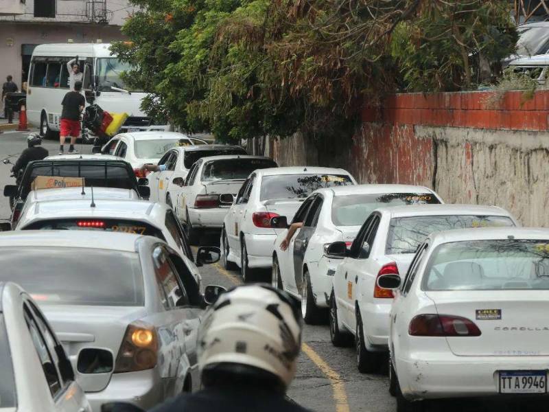 Uno de los sectores donde ya se intervino esta situación es la colonia 21 de Octubre, donde funciona uno de los puntos de taxi considerados de mayor tamaño en la ciudad.