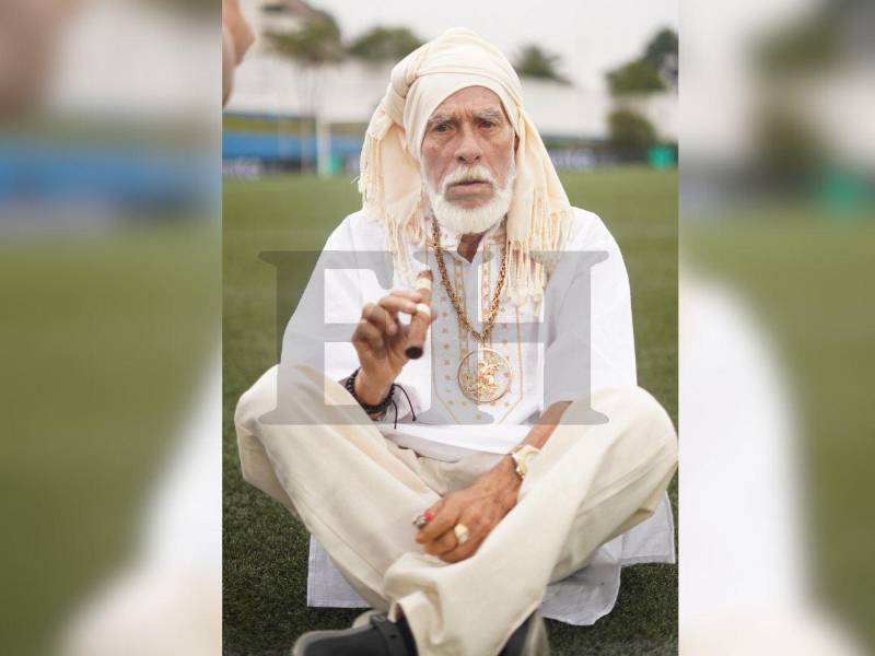 El loco de la selva se sentó en la cacha y se fumó un puro, previo al partido.