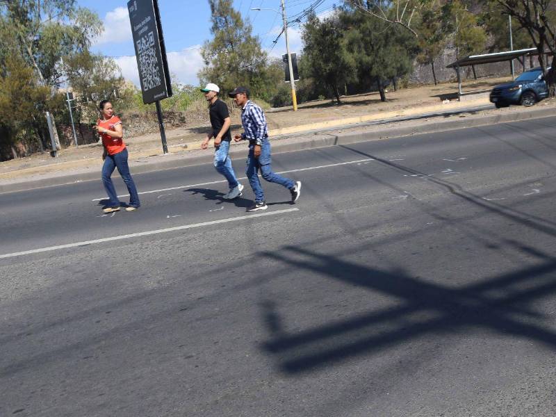 En la colonia Loarque, vecinos exigen un puente peatonal sobre cuatro carriles para proteger a quienes cruzan diariamente el anillo periférico.