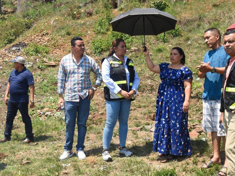 La vicealcaldesa Saraí Rivera visitó Monte de Los Olivos tras solicitud de vecinos publicada en EL HERALDO por falta de acceso vehicular.