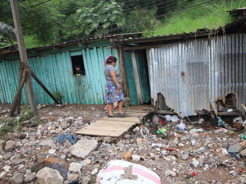Doña Ana Hernández, con 20 años de vivir en la zona, perdió todo con las lluvias que provocaron fuertes corrientes e inundaron su vivienda.
