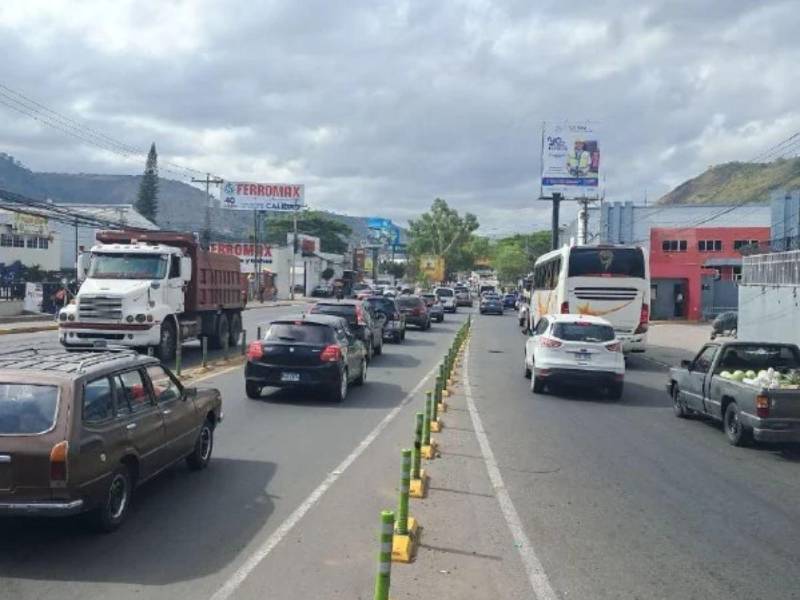 El proyecto contempla pantallas de mensajes variables y señalización horizontal para orientar a los conductores sobre los carriles habilitados en cada horario.