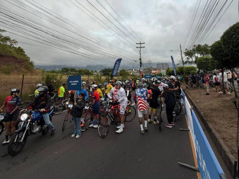 Listos y planificando su estrategia, así estaban los competidores de la Vuelta EL HERALDO 2025, momentos previo al inicio de la competencia.