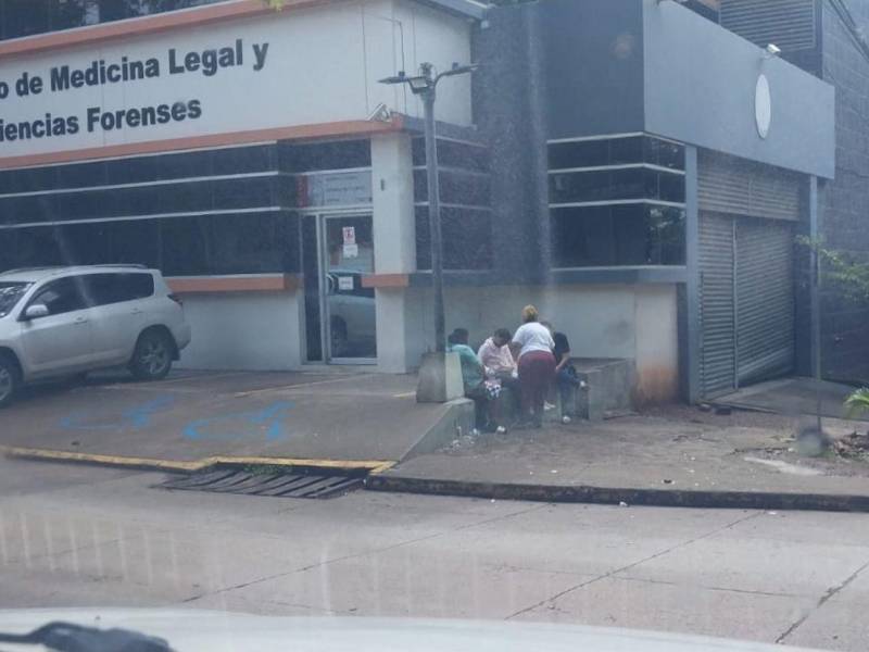 Familiares aguardan en la morgue del Ministerio Público (MP) la entrega del cuerpo de Héctor Josué Amaya Córdova.
