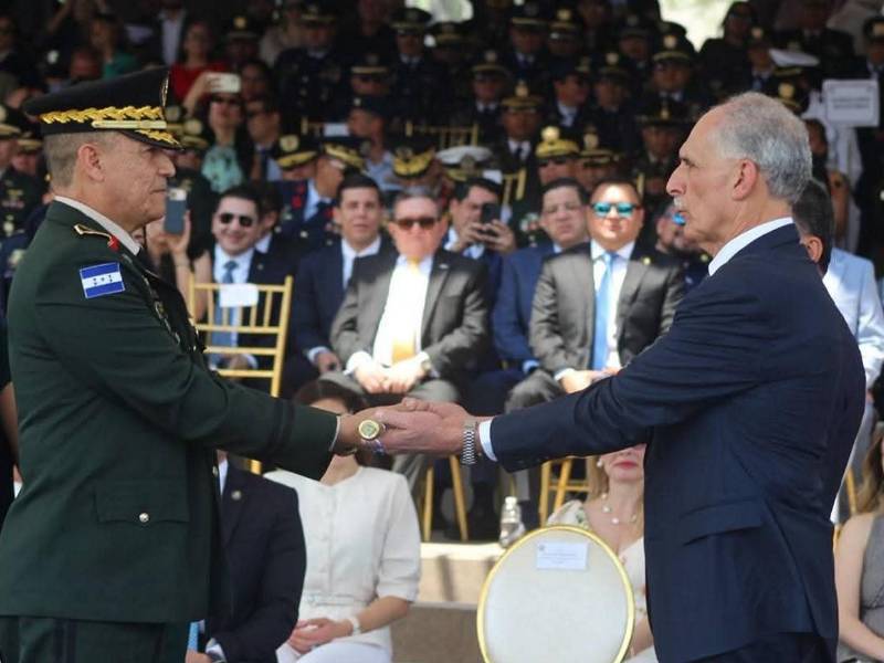 El jefe militar subrayó además que cada nuevo rango representa un voto de confianza del país hacia sus fuerzas de seguridad.