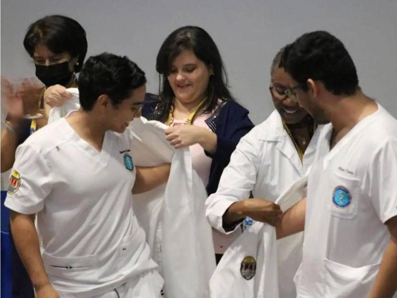 Este año son 180 médicos los que fueron beneficiados con una beca para estudiar una de las especialidades médicas.