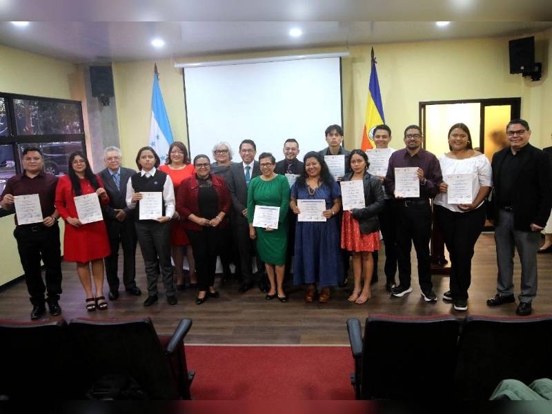 La ceremonia se desarrolló en un ambiente de expectativa y entusiasmo, aún sin conocerse los lugares definitivos de los premios.