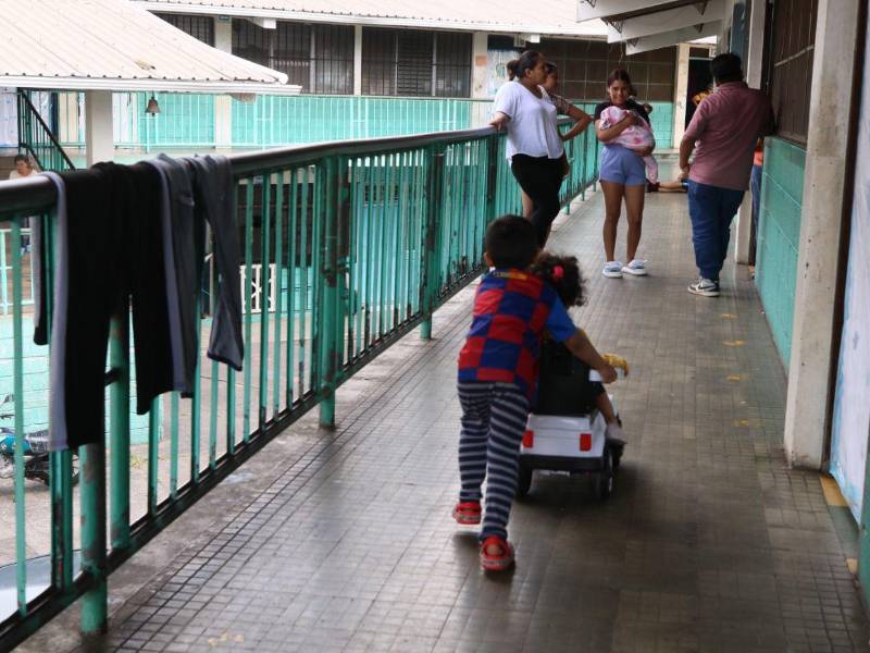 Las familias hondureñas continúan sufriendo las consecuencias de las lluvias que mantuvieron al país en alerta roja durante octubre, y que desencadenaron una racha de incertidumbre y desalojos forzados.
