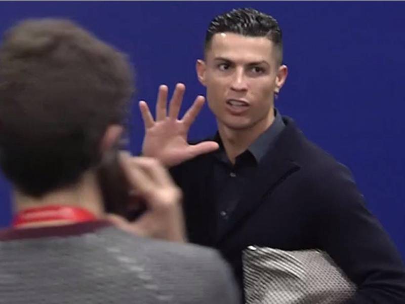 CR7 haciendo el mismo gesto a aficionados del Atlético de Madrid en 2019.