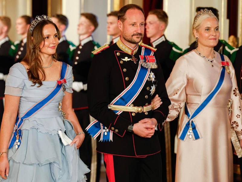 Los príncipes herederos Haakon y Mette-Marit de Noruega, junto a su hija, la princesa Ingrid Alexandra.