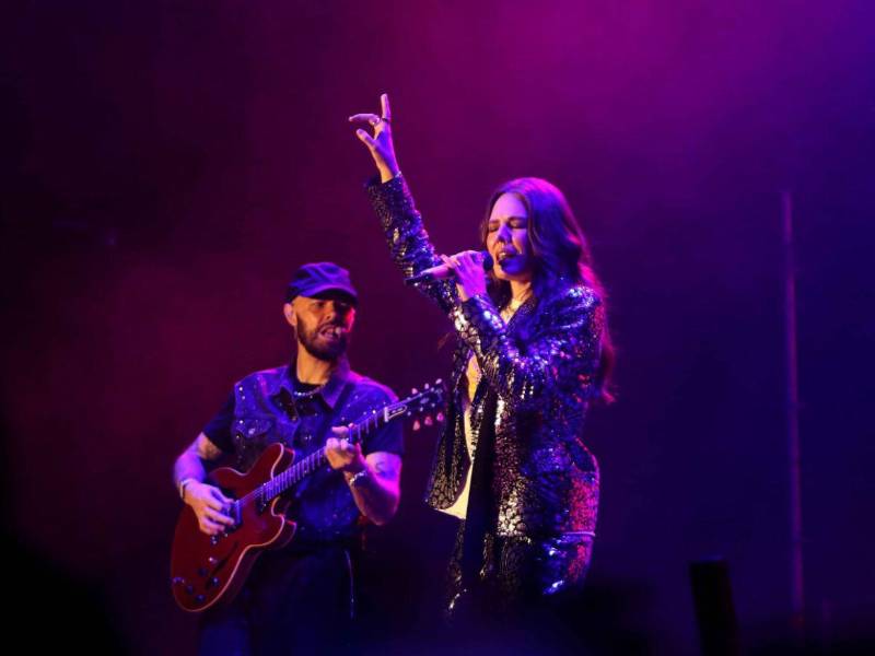 Con Jesse al piano y Joy entre paneles de luz, el dúo mexicano presentó en Tegucigalpa El Despecho Tour.