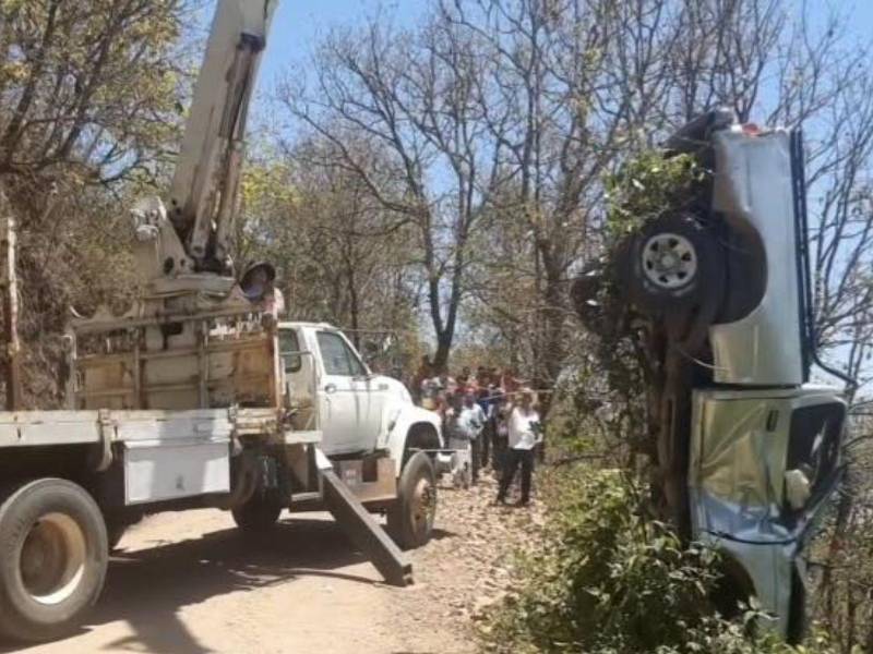 Producto de la falla mecánica, el automotor se precipitó hacia un abismo tras un despiste seguido de volcamiento, generando una escena de emergencia en la zona.