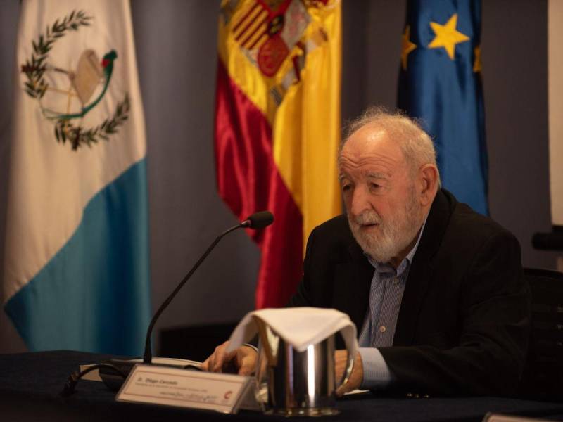 Nacido en Asturias (norte) en 1940, Carcedo inició su trayectoria profesional en la prensa escrita, pero pronto encontró en la radio y la televisión públicas el espacio donde desarrollar su vocación.