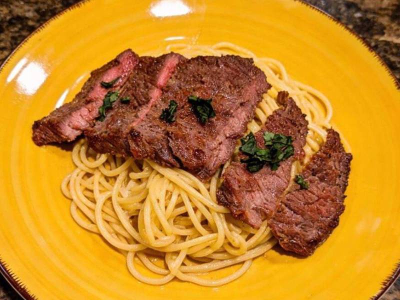 La receta de Pasta en salsa blanca con res y mantequilla es el tipo de receta que merece un lugar permanente en tu repertorio culinario.