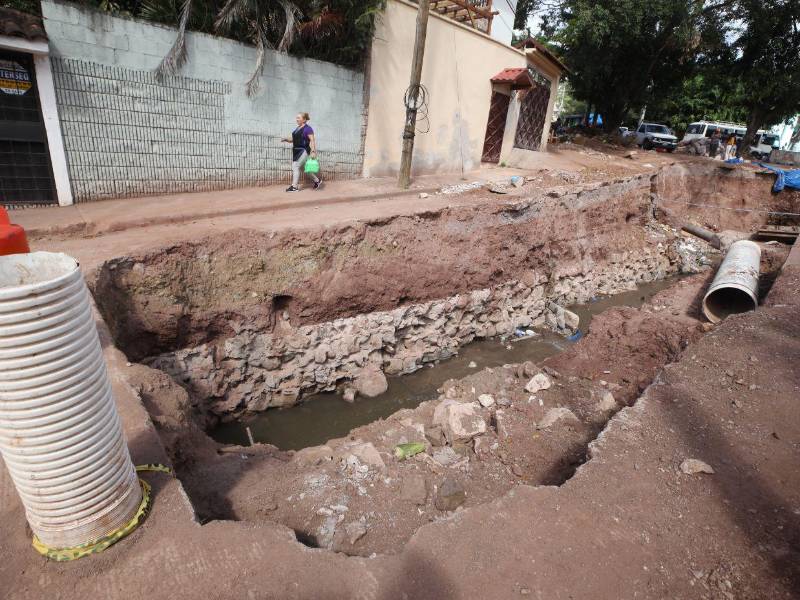 El enorme socavón de aguas negras registra más de tres metros de profundidad.