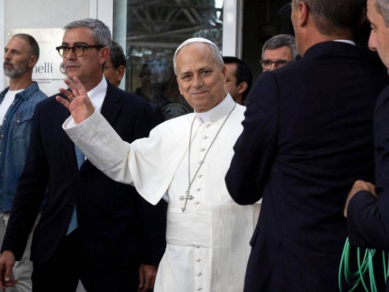 El papa salió sonriendo y caminando de su operación.