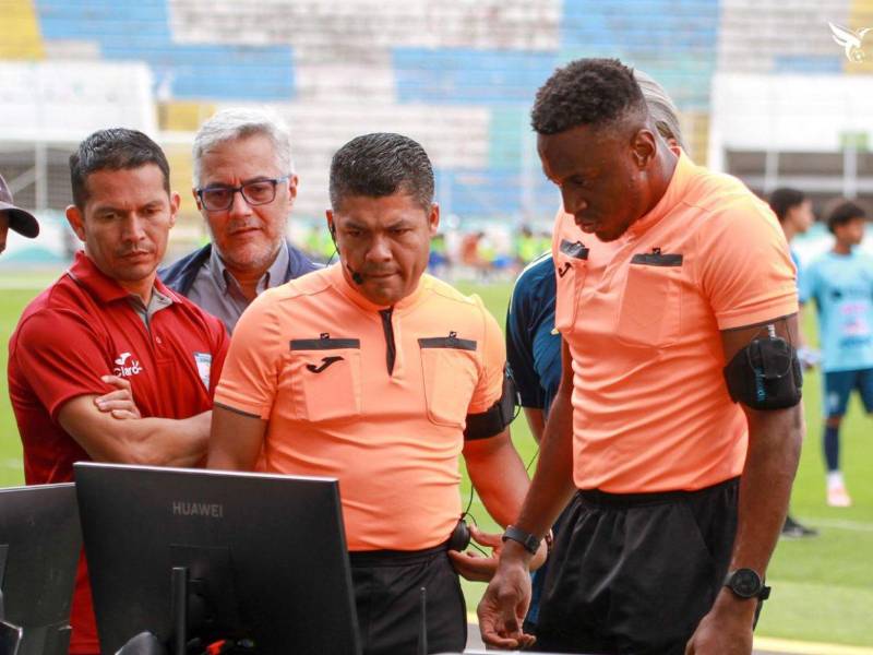 Momento en que un árbitro hondureño revisa el monitor durante el simulacro realizado en el Estadio Nacional.
