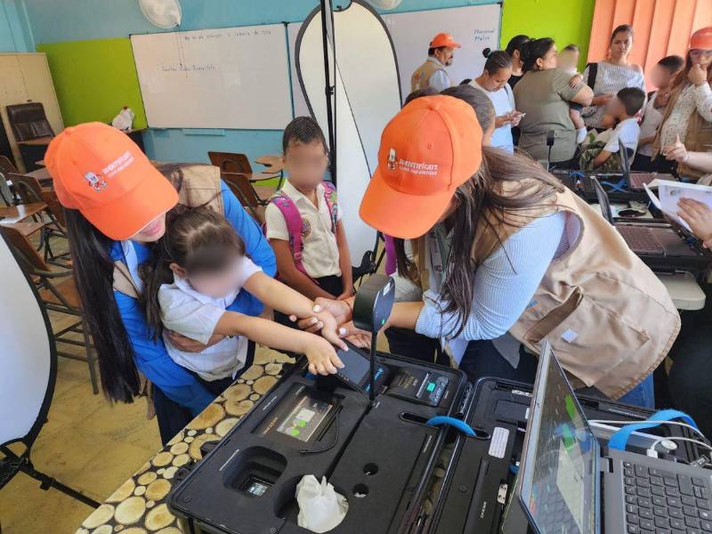 A los menores se les realizará la captura de huellas dactilares como parte del registro de datos biométricos.