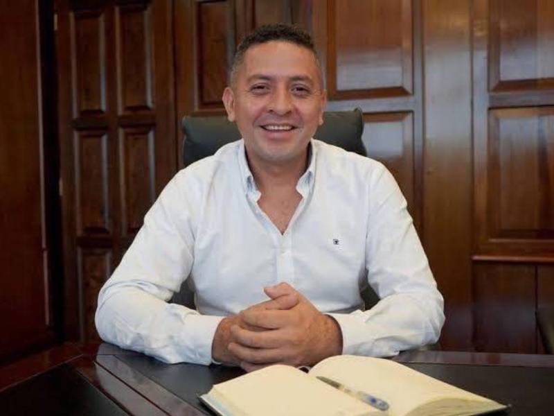 El alcalde se encontraba caminando junto a su pareja durante un desfile navideño en el municipio cuando, según diversas fuentes, fue atacado a balazos.