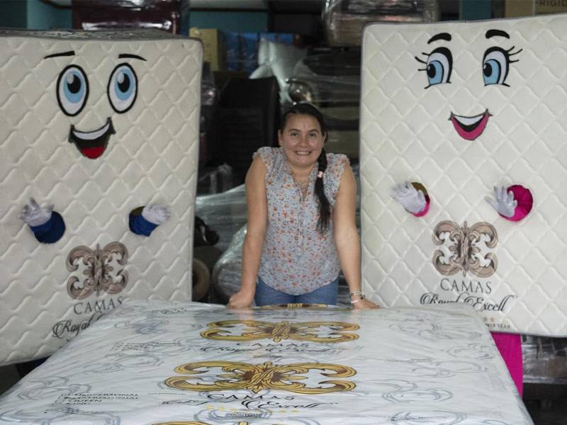 Dunia Leticia Zaldivar, es la feliz ganadora del sorteo que corresponde al mes de noviembre recibió su premio.