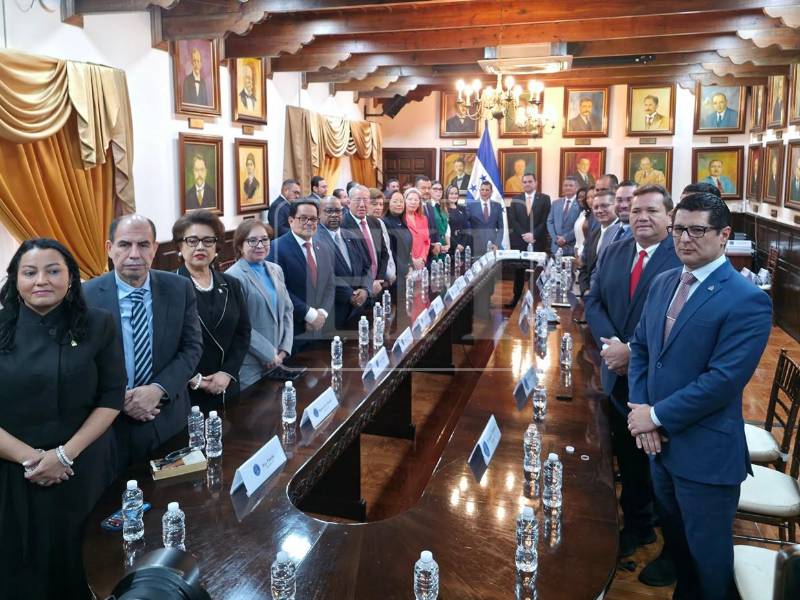 El documento final es el resultado de un proceso de unificación de criterios técnicos que compila diversos borradores e iniciativas.