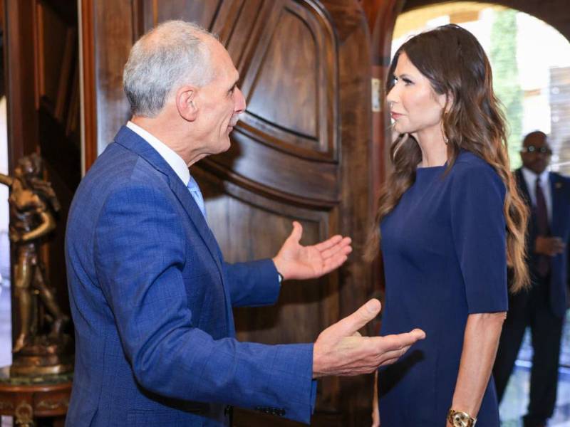 El presidente de Honduras, Nasry Asfura, sostuvo una reunión de alto nivel con la enviada especial de Estados Unidos, Kristi Noem, en la que abordaron temas clave como inversión, migración y seguridad, según informaron autoridades tras el encuentro realizado en Casa Presidencial, en Tegucigalpa.