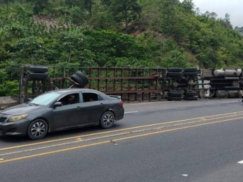 El vehículo pesado quedó completamente destruido tras volcarse.