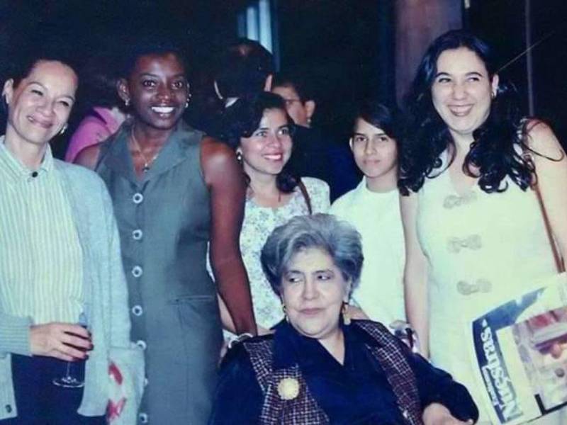 Un registro de archivo de la muestra junto a Leticia de Oyuela y Juana Pavón, en los primeros años de la asociación cultural. (