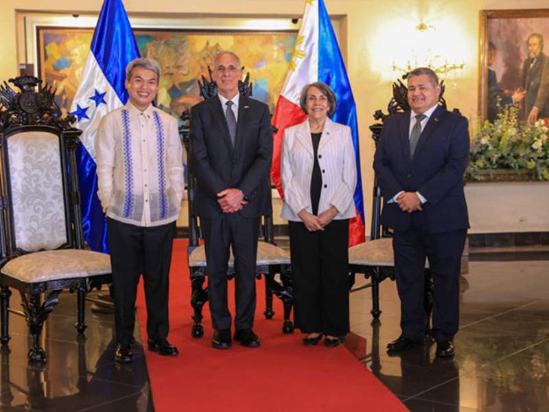 La ceremonia concluyó con la acreditación de los nuevos embajadores de Noruega, Dag Nylander, y de Filipinas, Arin Reyes de León.