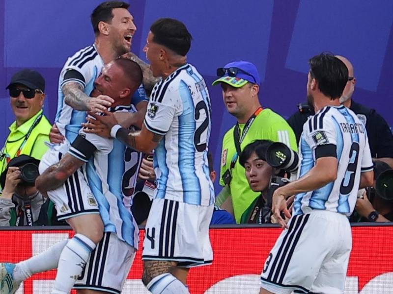 Alexis Mac Allister aprovechó un gran centro de Messi para de cabeza mandarla adentro.